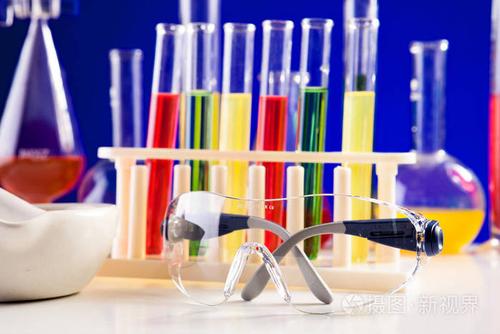桌子在蓝色背景上的化学实验室设备